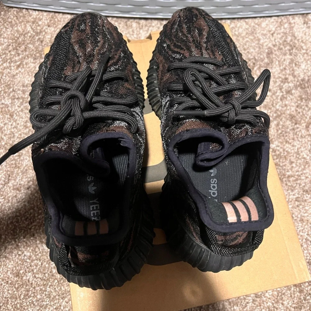 Mint Condition size 6 Yeezy 350 V2 Boost. Box included ! Excellent condition - Picture 4 of 6